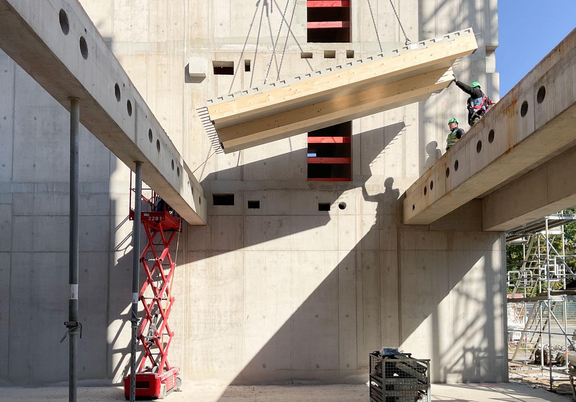 Installation of a prefabricated timber-concrete composite element at Siemensstadt Berlin