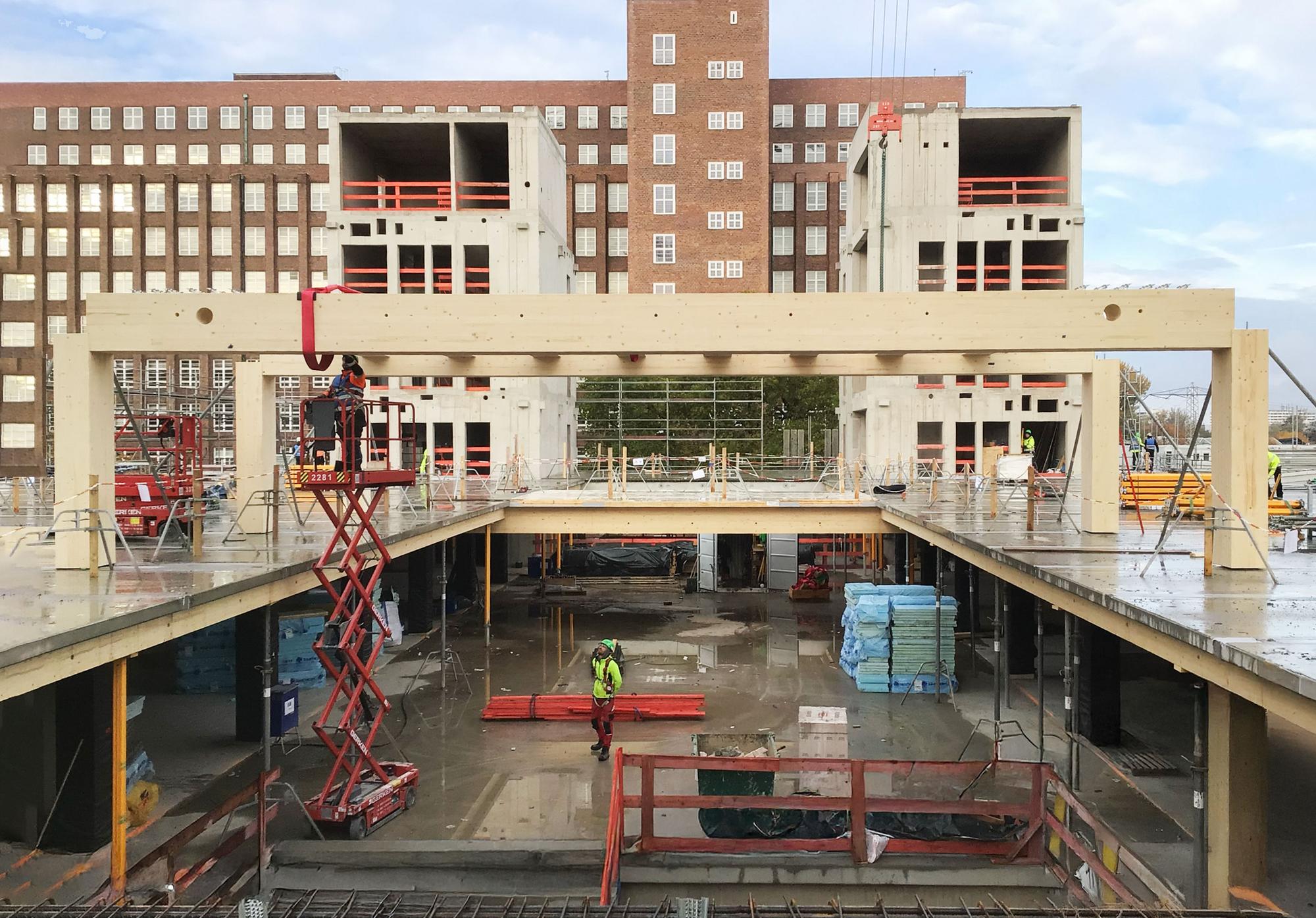Installation of a glulam beam at the Siemensstadt timber construction project in Berlin