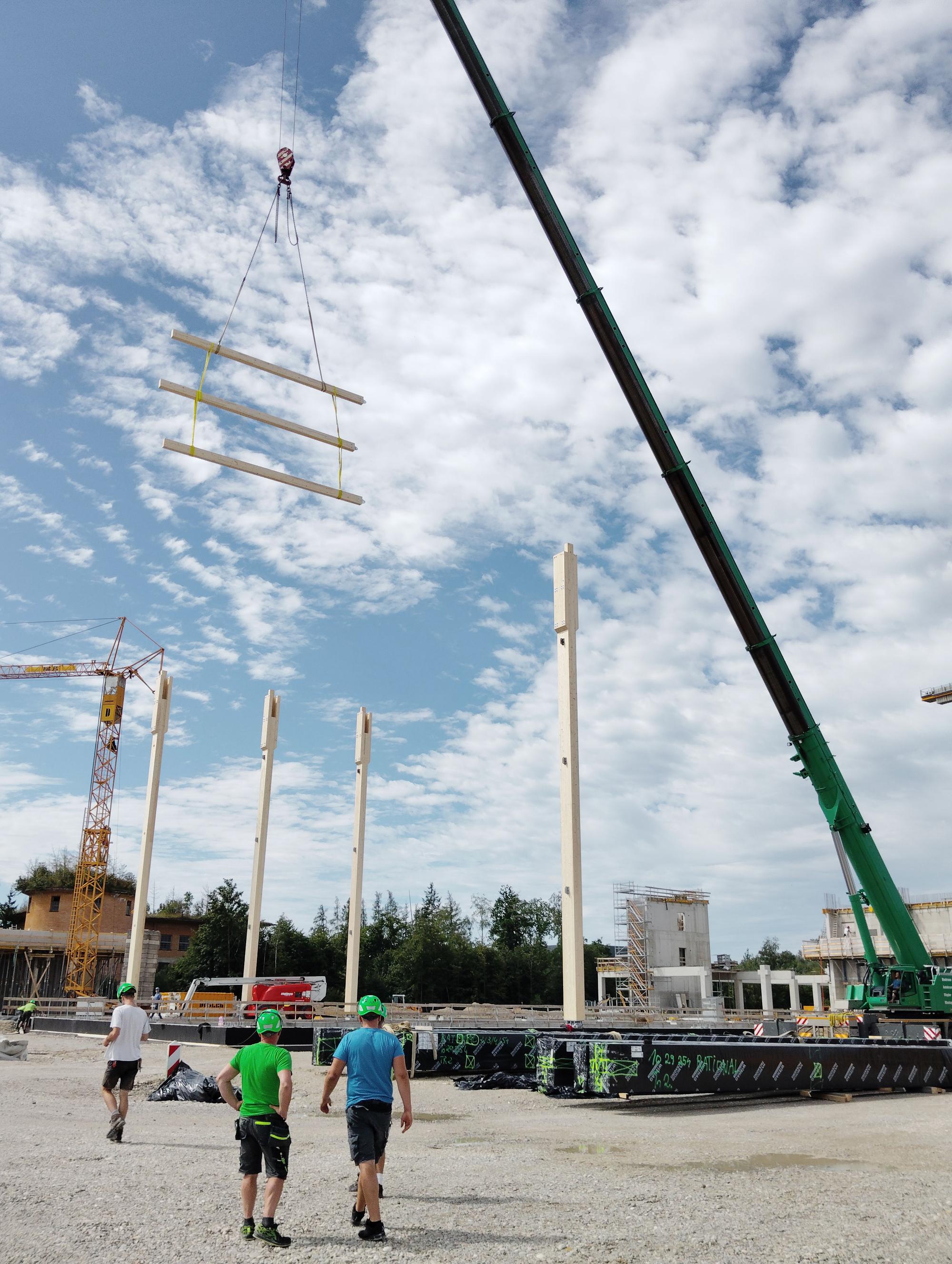 Crane installation of timber beams at the Rational high-bay warehouse in Landsberg