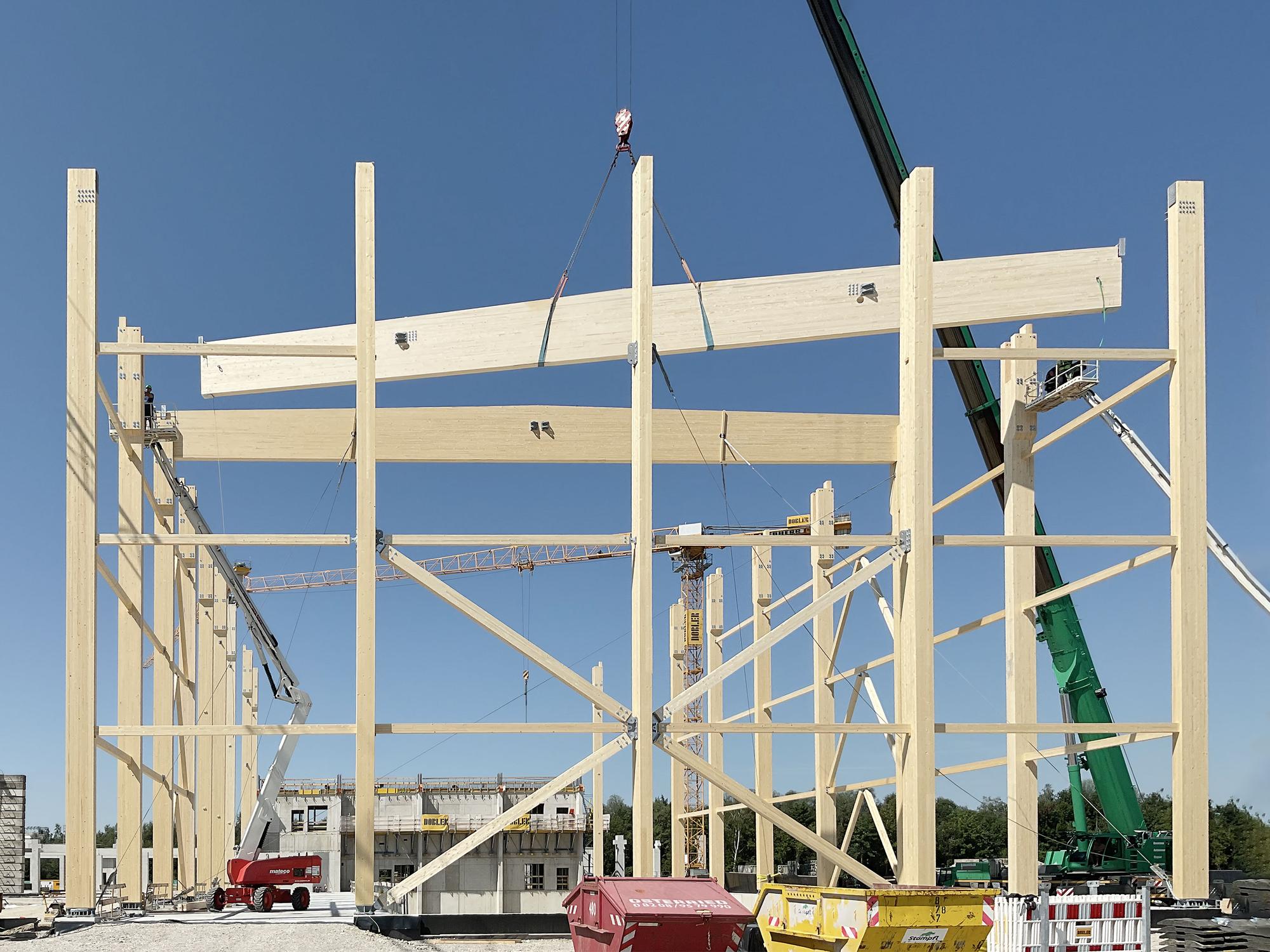 Installation of a large glulam beam at the Rational high-bay warehouse in Landsberg