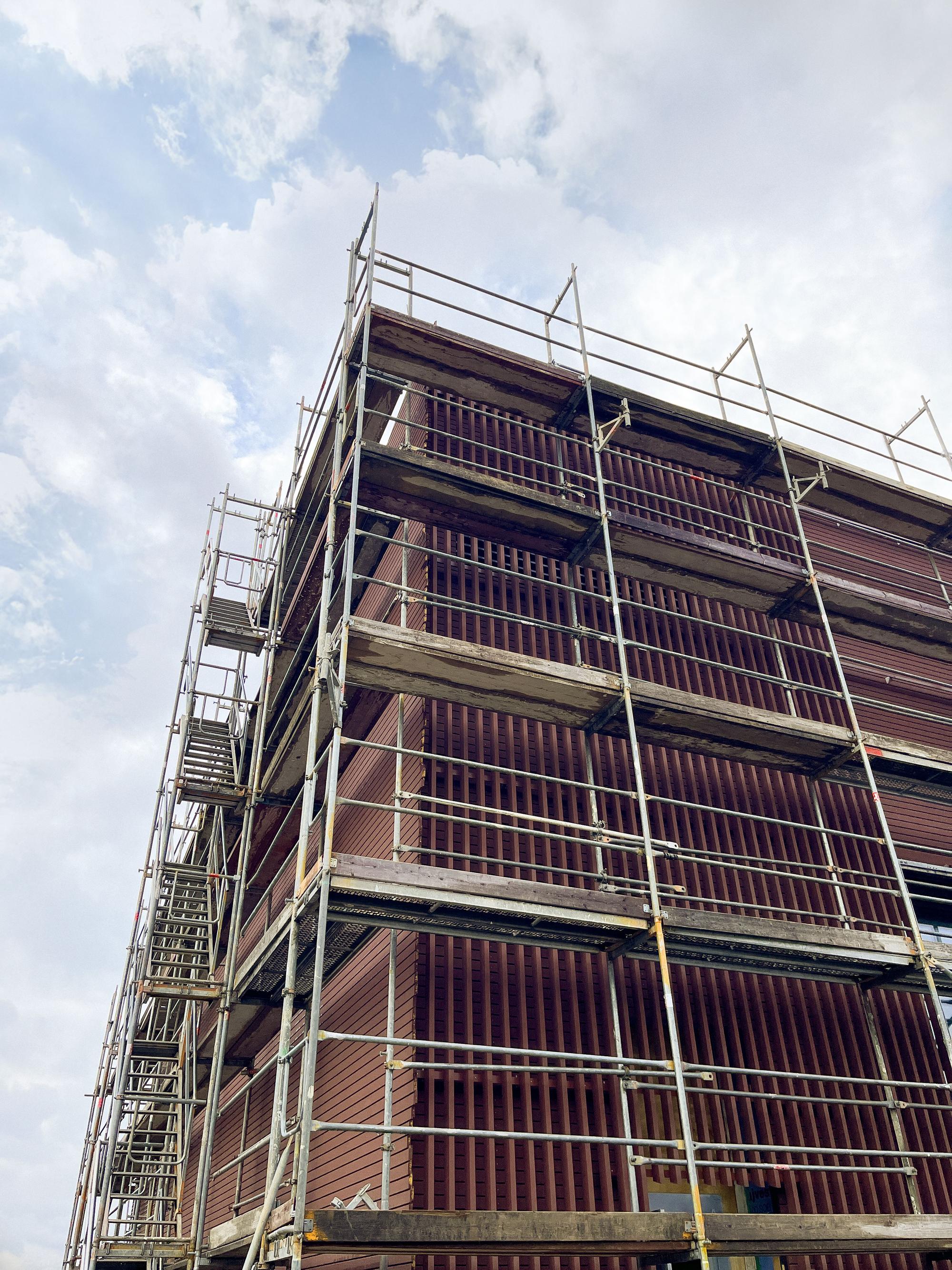 Installation of the timber façade with vertical fins at Schule am Hang in Frankfurt