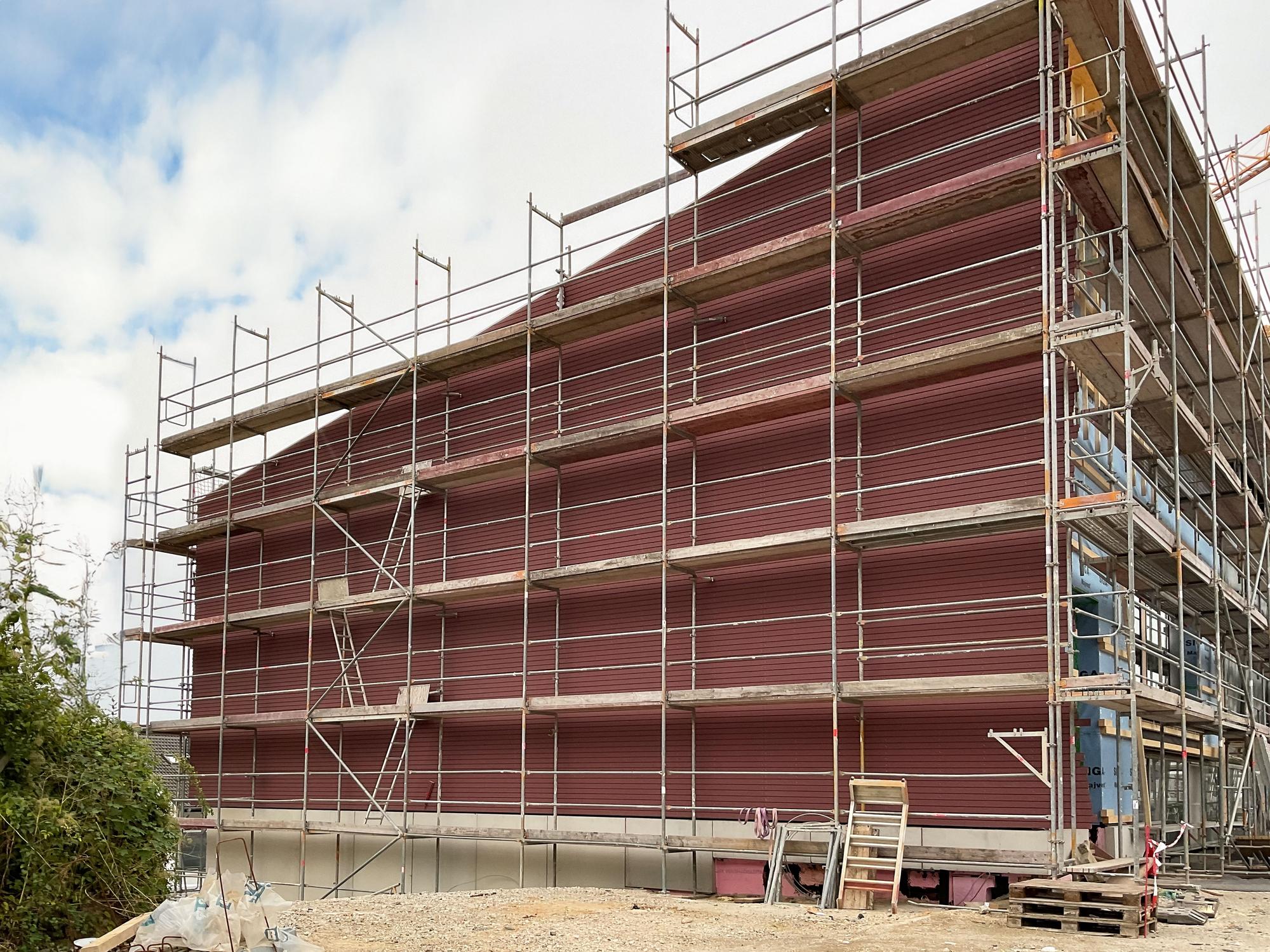 Timber façade of Schule am Hang in Frankfurt during installation