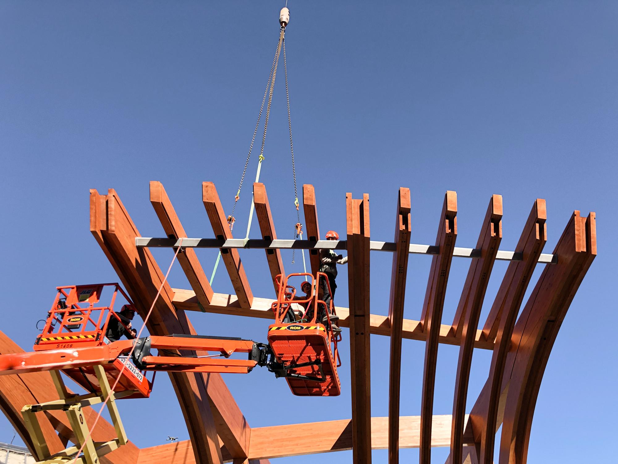 Installation of the curved glulam roof structure at Shaare Zedek Medical Center in Jerusalem