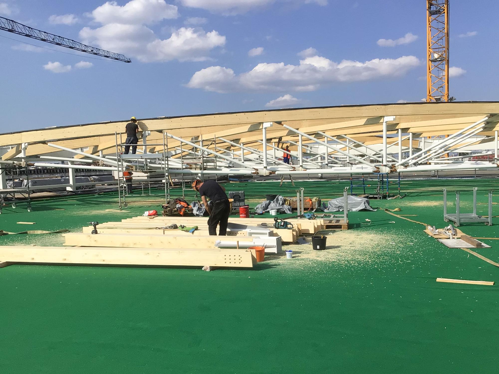 Installation of the glulam roof structure at Südkreuz Berlin