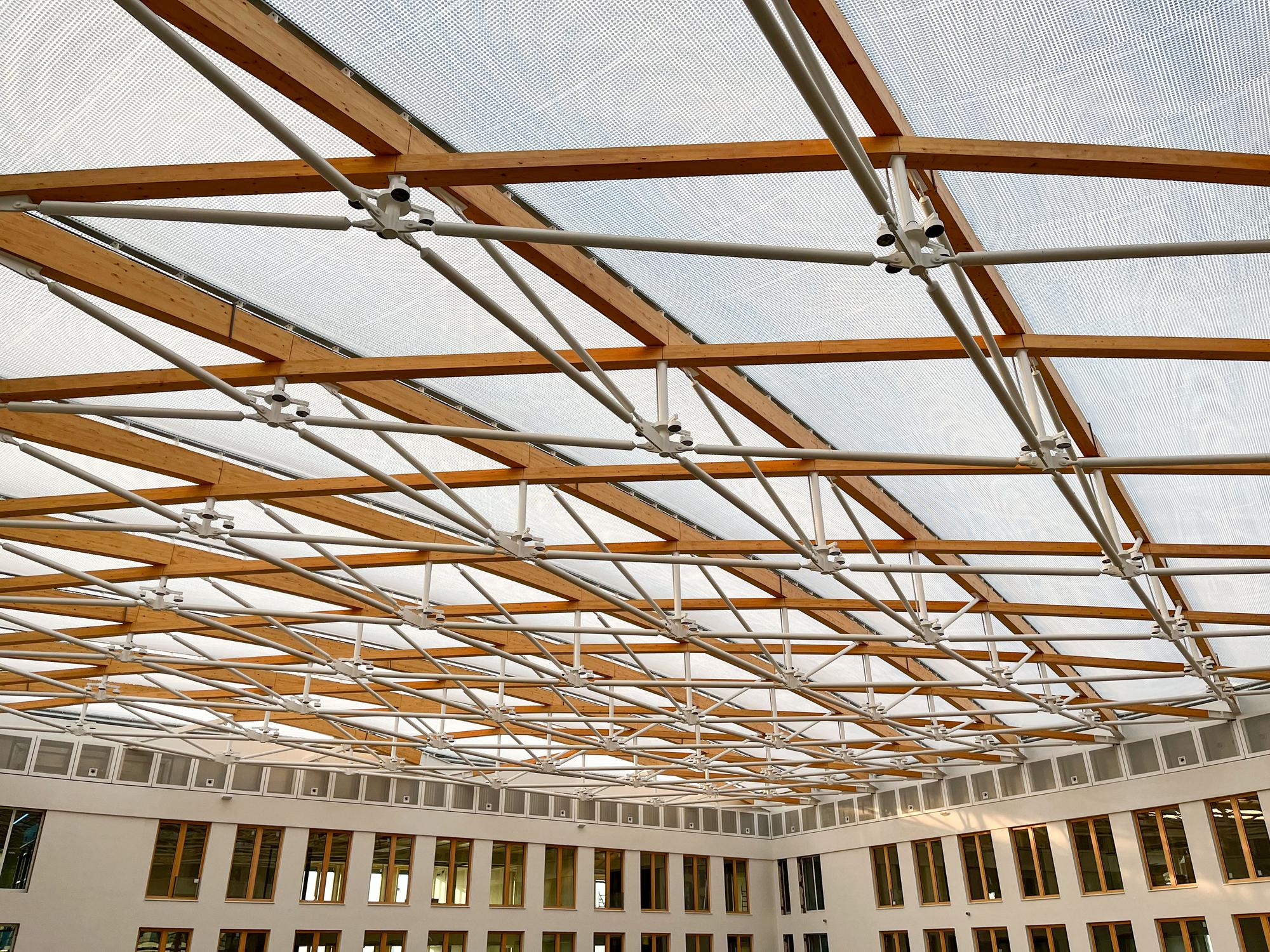 Completed roof structure of glulam beams and steel bracing at Südkreuz Berlin